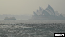 Gedung Opera House di Sydney, Australia, tertutup kabut asap akibat kebakaran hutan di New South Wales, 10 Desember 2019. (Foto: dok).
