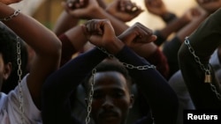 የኦሮሞ ብሔረሰብ አባላት ለተቃውሞ ሰልፍ በወጡበት ወቅት የተነሳ ፎቶ [ፋይል - ሮይተርስ]