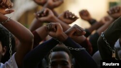 የኦሮሞ ብሔረሰብ አባላት ለተቃውሞ ሰልፍ በወጡበት ወቅት የተነሳ ፎቶ [ፋይል - ሮይተርስ]