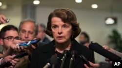 2013年6月13日美国国会参议院情报委员会主席范斯坦在华盛顿国会山向媒体讲话(档案照片)