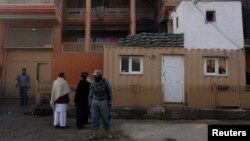 Polisi Afghanistan berjaga di luar kediaman seorang anggota parlemen di Kabu,l yang diserang oleh Taliban tanggal 21 Desember 2016 (REUTERS/Omar Sobhani) 