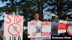 The Belarusian community in the Chicago area holds a rally in support of the uprising in Belarus against the controversial reelection of President Alexander Lukashenko, August 22, 2020. (Kulsoom Khan/VOA)
