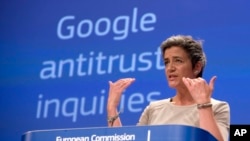 Kepala kompetisi Uni Eropa, Margrethe Vestager, berbicara konferensi pers tentang Google di markas besar Uni Eropa, Rabu, 15 April 2015. (AP Photo/Virginia Mayo)