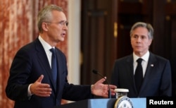Sekjen NATO Jens Stoltenberg (kiri) berbicara dalam konferensi pers bersama Menlu AS Antony Blinken di Washington, DC Rabu (8/2).