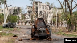 乌克兰卢甘斯克州鲁比日内镇街头的军车残骸。(2022年6月1日)