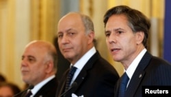 (ឆ្វេង​មក​ស្តាំ) នាយក​រដ្ឋ​មន្រ្តី​អ៊ីរ៉ា់ Haider al-Abadi រដ្ឋ​មន្រ្តី​ការបរទេស​បារាំង​ Laurent Fabius និងឧបការី​ក្រសួង​ការបរទេស​ឧបការី​រង​នៃ​ក្រសួង​ការបរទេស​សហ​រដ្ឋ​អាមេរិក Antony Blinken ធ្វើ​សនិ្នសីទ​កាសែត​ បន្ទាប់​ពី​មាន​ការប្រជុំជាមួយ​សមាជិក​នៃ​ក្រុម​ចម្រុះ​ប្រឆាំង​ក្រុម​រដ្ឋ​អ៊ីស្លាម នៅ​ក្នុង​ទីក្រុង​ប៉ារីស​ ប្រទេស​បារាំង។​