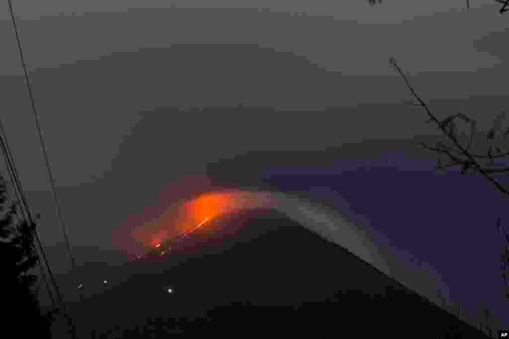 ភ្នំភ្លើង​ Pacaya បញ្ចេញ​កម្អែល​ភ្លើង​ ដែល​អាច​មើលឃើញ​ពី San Vicente Pacaya ប្រទេស​ក្វាតេម៉ាឡា។