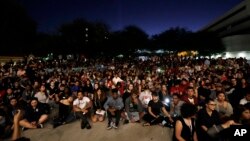 Les étudiants de l'université du Nevada Las Vegas rendent hommage aux victimes de la fusillades, le 2 octobre 2017, à Las Vegas. 