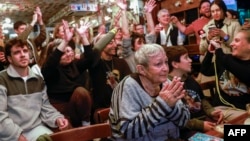 ครอบครัวและเพื่อนของตัวประกันชาวอิสราเอลที่ถูกกลุ่มฮามาสควบคุมตัวไว้ แสดงความยินดีเมื่อทราบว่าพวกเขาจะได้รับการปล่อยตัว