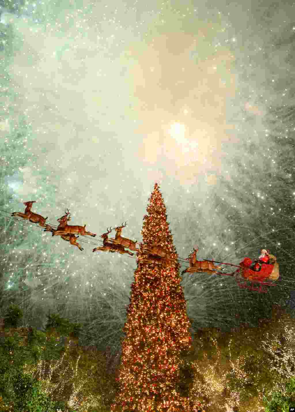 Sebuah pemandangan spektakuler pada saat penyalaan lampu pohon Natal di distrik &#39;The Grove&#39;, di kota Los Angeles, California.