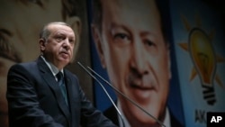 ប្រធានាធិបតី​តួកគី ​Tayyip Erdogan​ ថ្លែង​នៅស្នាក់​ការ​គណបក្សយុត្តិធម៌​និង​ការ​អភិវឌ្ឍ របស់​លោក នៅ​ទីក្រុង​​អង់ការ៉ា កាល​ពី​ថ្ងៃទី​៣០ មីនា ២០១៨។