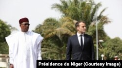 Le président français, Emmanuel Macron aux côtés de son homologue Issoufou Mahamadou, à Niamey, lors d’une visite au Niger, 23 décembre 2017. (Présidence du Niger)
