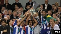 Para pemain Porto mengangkat piala setelah memenangkan Liga Europa UEFA dengan mengalahkan SC Braga 1-0 dalam final di Dublin, Rabu (18/5)