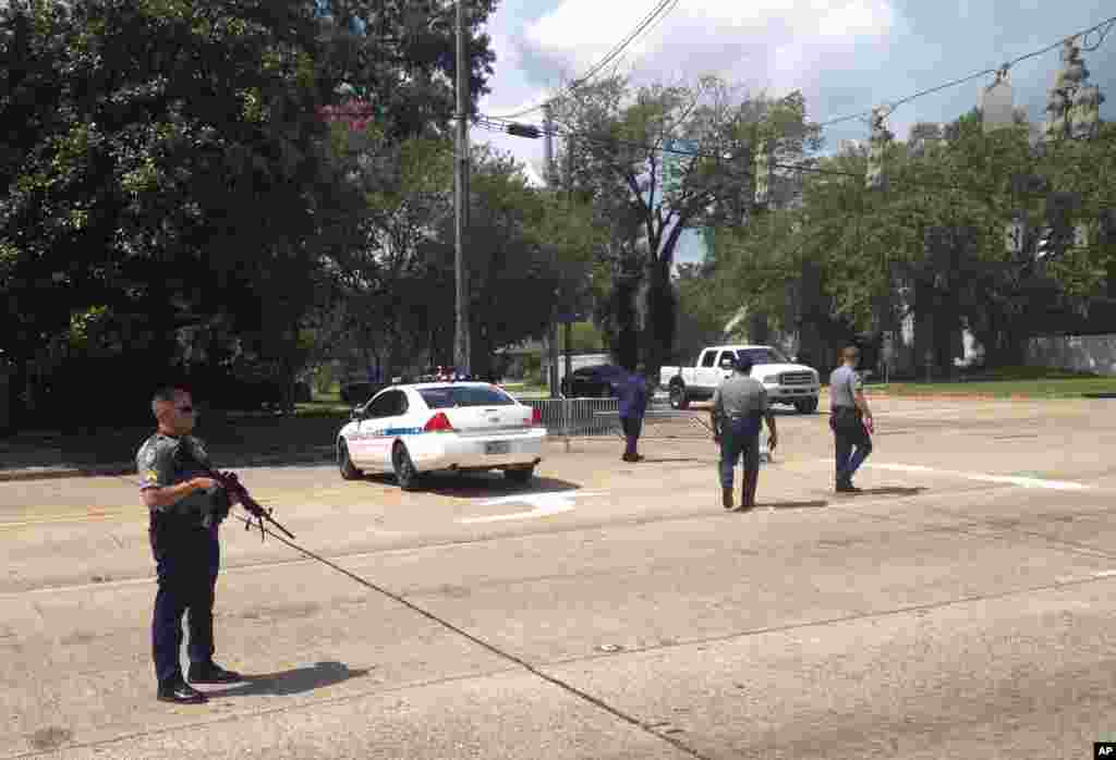 Baton Rouge police officers man a roadblock at Old Hammond Highway and Tara Boulevard after multiple officers were shot in Baton Rouge, July 17, 2016.