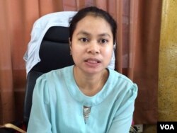 អ្នកស្រី ឆន ​សុគន្ធា ប្រធានផ្នែកស្ត្រីនិងកុមារនៃអង្គការការពារសិទ្ធមនុស្សអាដហុកផ្តល់បទសម្ភាសន៍អំពីបញ្ហាការកេងប្រវ័ញ្ចកម្លាំងពលកម្មនៅប្រទេសកម្ពុជា នៅ​ឯ​ការិយាល័យរបស់អង្គការ​អាដហុក​ក្នុង​ក្រុង​ភ្នំពេញកាលពីថ្ងៃទី២ ​ខែមីនាឆ្នាំ២០១៦។ (ផន​ បុប្ផា/​VOA)