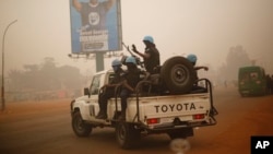 Des Casques de la mission des Nations unies en Centrafrique patrouillent à Bangui, 12 février 2016.