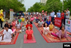 People turned out early on Sunday to take a part in a yoga session to mark World Yoga Day in the business hub of Gurgaon, one of hundreds of such events held through India, June 21, 2015. (Anjana Pasricha/VOA)