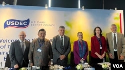 Peluncuran kerja sama Pelatihan Peternak Sapi Perah, di Jakarta, (21/11). Dari kiri: Dustin Cox (New Mexico), Prof. Epi Taufik (IPB), Jonathan Gardner, Sr. (USDEC), Dubes Amerika Kamala Lakhdhir, Shawna Morris, (USDEC) dan Robert Hahevoort (Dairy Specialist). (Ghita/VOA)