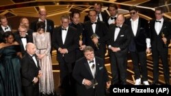 Sutradara Guillermo del Toro, para pemeran dan kru film "The Shape of Water" menerima piala Oscar untuk penghargaan film terbaik, di Dolby Theatre, Los Angeles, 4 Maret 2018. 