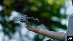 乌克兰一名飞行人员在首都基辅向媒体演示回收无人机（2022年6月11日）