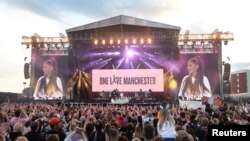 ການຈັດງານຄອນເສີດ ເປັນວຽກທີ່ຕ້ອງໄດ້ໃຊ້ອຸປະກອນ ແລະ ແຮງງານຈຳນວນຫຼາຍ, ພ້ອມກັນນັ້ນການປະສານງານແມ່ນຕ້ອງແນ່ນອນ ໂດຍສະເພາະກັບຄິວຂອງການສະແດງ ດັ່ງທີ່ທ່ານສາມາດເຫັນໃນຮູບນີ້ ດາລານັກຮ້ອງ ນາງ ອາຣີອານາ ກຣານເດ ກຳລັງສະແດງຢູ່ເທິງເວລາ ໃນເມືອງ ແມນເຊັສເຕີ, ປະເທດ ອັງກິດ. 4 ກໍະລກົດ, 2017.