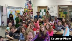 អ្នក​ចូលរួម​ក្នុង​គម្រោង SEAYLP ណែនាំ​វប្បធម៌​ឥណ្ឌូនេស៊ី​ដល់​សិស្ស​នៅ​សាលា​បឋម​សិក្សា Founders Elementary School (ផ្តល់​ឲ្យ​ដោយ៖ មជ្ឈមណ្ឌល​សិក្សា​អំពី​អាស៊ីអាគ្នេយ៍​នៃ​សកលវិទ្យាល័យ Northern Illinois)