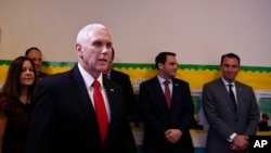 អនុ​ប្រធានាធិបតី​អាមេរិក Mike Pence ថ្លែង​ទៅ​កាន់​មនុស្ស​នៅ​មណ្ឌល​ថ្វាយ​បង្គំ​ព្រះ​យេស៊ូ​ អំពី​ស្ថានការណ៍​ប្រទេស​វេណេស៊ុយអេឡា នៅ​រដ្ឋ Florida កាល​ពី​ថ្ងៃ​ទី​១ កុម្ភៈ ២០១៩។