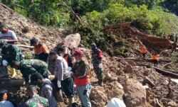 Tim penyelamat yang mencari korban tanah longsor akibat hujan menewaskan sedikitnya tiga orang di dekat pembangkit listrik Batang Toru di Tapanuli Selatan, Sumatera Utara. (Foto: BNPB via AFP)
