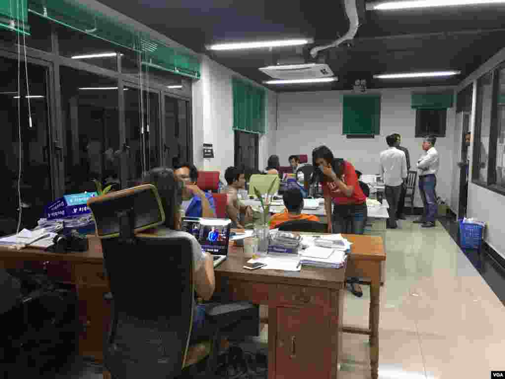 The last day of the Cambodia Daily Newspaper after 24 years in Cambodia, Phnom Penh, September 03, 2017. (Hean Socheata/VOA Khmer)