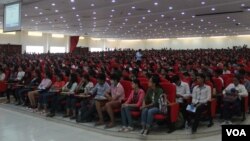 អ្នក​ចូល​រួម​ដែល​ភាគ​ច្រើន​ជា​សិស្ស​វិទ្យាល័យ​ចូលរួម​ក្នុង​ការ​បើក​ពិធី​ពិព័រណ៍​ជំនាញ​សិក្សា​និង​ការងារ​ នៅ​វិទ្យាស្ថាន​បចេ្ចកវិទ្យា​កម្ពុជា ថ្ងៃ​ទី​៣ ខែ​ឧសភា​ ឆ្នាំ​២០១៥។