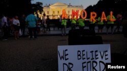 Demonstranti grupe #KremlinAnnex istakli su transparent - "Verujemo dr Ford" - 66. uzastopnog dana demonstracija ispred Bele kuće. 
