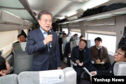 지난 19일 문재인 한국 대통령이 2018 평창 동계올림픽 개최를 앞두고 서울-강릉간 운행될 KTX 경강선을 시승하며 언론사 체육부장단과 기자간담회를 하고 있다.