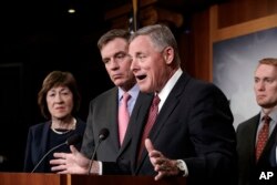 리처드 버 미 상원 정보위원장이 20일 워싱턴DC 연방 의사당에서 열린 기자회견에서 선거 보안 강화를 위한 대책들을 발표하고 있다.