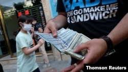 ادامه روند کاهش ارزش پول ملی ایران در حالی است که نارضایتی اصناف مختلف از وضعیت اقتصادی افزایش یافته است