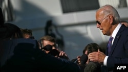 美国总统拜登在白宫南草坪与媒体交谈。(2024年9月10日)