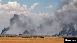 지난 6월 시리아 만비지에서 검은 연기가 피어오르고 있다. (자료사진)