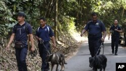 Tim unit Polisi K9 melakukan operasi pencarian remaja putri Inggris yang dilaporkan hilang di hutan kawasan Seremban, Negeri Sembilan, Malaysia, 8 Agustus 2019. 