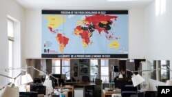 Karta slobode medija RSF-a (Reporteri bez granica) 2021. u Parizu, Francuska, u utorak, 20. aprila 2021. Reporteri bez granica kažu da je došlo do "dramatičnog pogoršanja" slobode medija otkako je pandemija napala cijeli svijet.