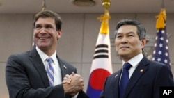 Menteri Pertahanan AS, Mark Esper (kiri) dan Menteri Pertahanan Korea Selatan Jeong Kyeong-doo, (kanan), di kantor Kementerian Pertahanan Korea Selatan, Seoul, 9 Agustus 2019. 
