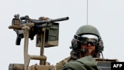 Izraelski vojnik sjedi u vojnom vozilu duž granice s pojasom Gaze na jugu Izraela 17. januara 2024. godine (Fotografija JACK GUEZ-a / AFP)