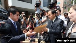 한국 북한인권시민연합 회원들이 31일 주한 라오스 대사관 앞에서 탈북 난민의 북한 송환에 반대하는 기자회견을 마친 뒤, 항의 서한을 주한 라오스 대사관 관계자에게 전달하고 있다.