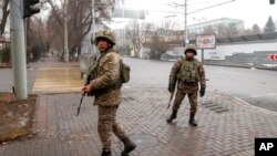 Tentara Kazakhstan berpatroli di jalanan kota Almaty, Kazakhstan, pasca bentrokan, 7 Januari 2022. 