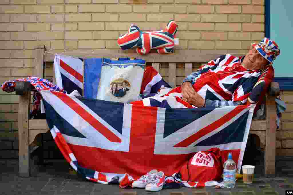 Pendukung setia keluarga kerajaan Inggris, Terry Hutt, berpose di sebuah bangku dimana dia telah telah berkemah di tempat itu selama sembilan hari di bagian Lindo RS St Mary&#39;s&nbsp; di London, di mana bayi dari Pangeran William dan istrinya, Catherine, diperkirakan akan lahir. 