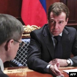 Rossiyaning "Domodedovo" aeroportida portlash, Medvedev ijrochilar jazolanadi, deydi