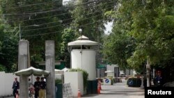 រូបឯកសារ៖ ប៉ូលិស​និង​សន្តិសុខ​ឯកជន​ឈរ​យាម​នៅ​ច្រក​ចូល​ទោ​កាន់​ស្ថាន​កុង​ស៊ុល​អាមេរិក​ នៅទីក្រុង​ Lahore ប្រទេស​ប៉ាគីស្ថាន។