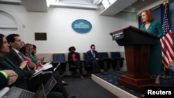 白宫发言人莎琪在白宫举行记者会。(2022年3月17日)