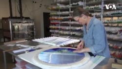 Şüşə tellərdən vaza hazırlayan sənətkar