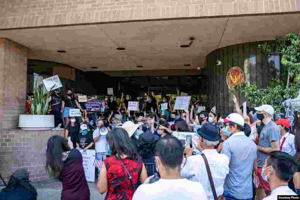 กลุ่มคนไทยในนครลอสแอนเจลีส ร่วมชุมนุมหน้าสถานกงสุลไทย เพื่อต่อต้านการใช้ความรุนแรงต่อผู้ประท้วงในประเทศไทย