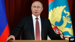 Presiden Vladimir Putin berbicara dalam pertemuan antara para duta besar Rusia untuk negara-negara asing di Moskow, 19 Juli 2018.