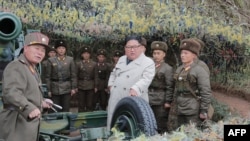 김정은 북한 국무위원장이 서부전선에 위치한 창린도 방어대를 시찰했다고 조선중앙통신이 25일 보도했다. 